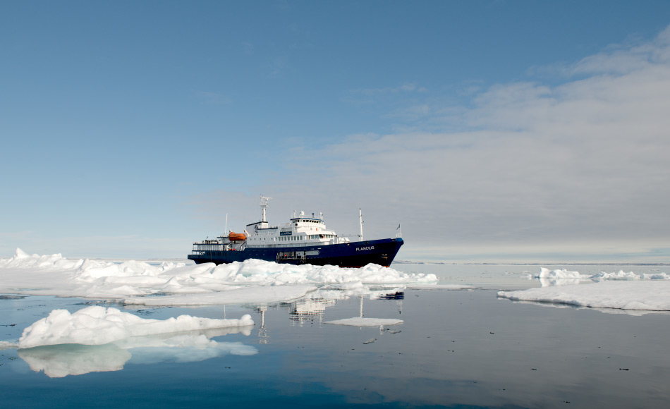 AECO ist ein Zusammenschluss von verschiedenen Interessensvertreter arktischer Reisen. Das Ziel der Gesellschaft ist ein sicherer und umweltverträglicher Tourismus im hohen Norden. Dafür sind die Schiffe der AECO-Mitglieder sehr gut ausgestattet und könnten daher auch bei Such- und Rettungsmissionen Unterstützung liefern. Bild: Michael Wenger