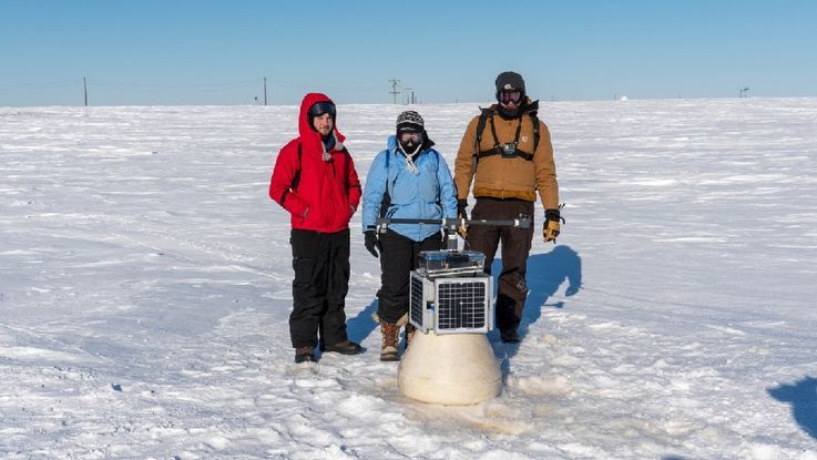 Die Gru00fcnderin und CEO von Ice911 Dr. Leslie Field (Mitte) bei Messungen auf dem Testgelu00e4nde in