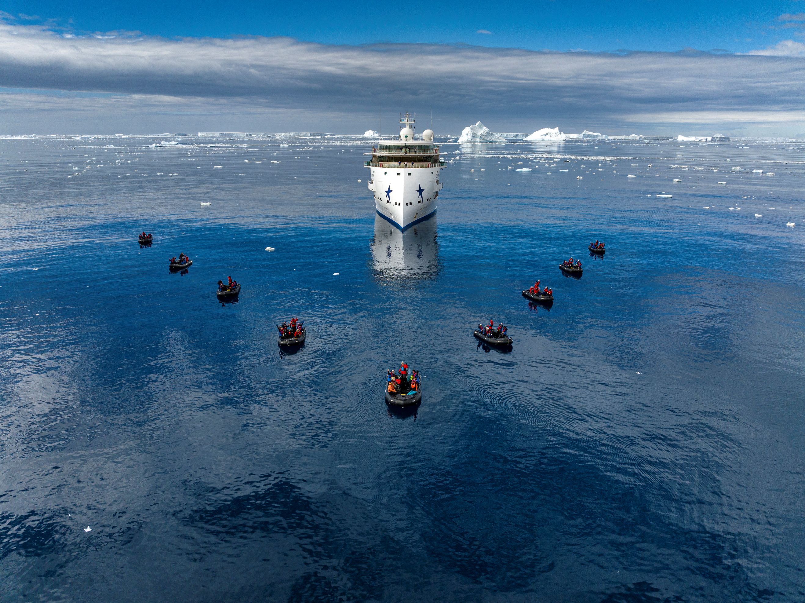 Zodiac-Schiffe vor Polar Expeditionsschiff