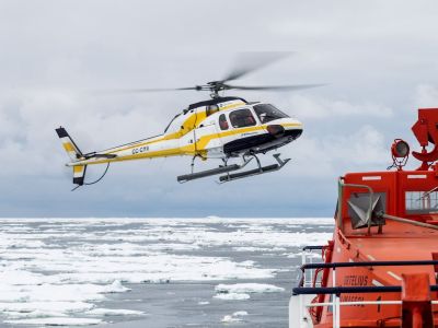 Helikopterlandung auf der MS Ortelius (© Rolf Stange/Oceanwide Expeditions)