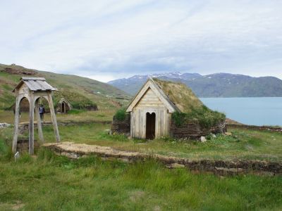 Die Kirche von Brattahlíð soll im späten 10. Jahrhundert durch Tjodhild, die Ehefrau Eriks des Roten