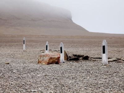 Die Gräber der Franklin-Expedition auf Beechey Island. (© Murphy Shewchuk)