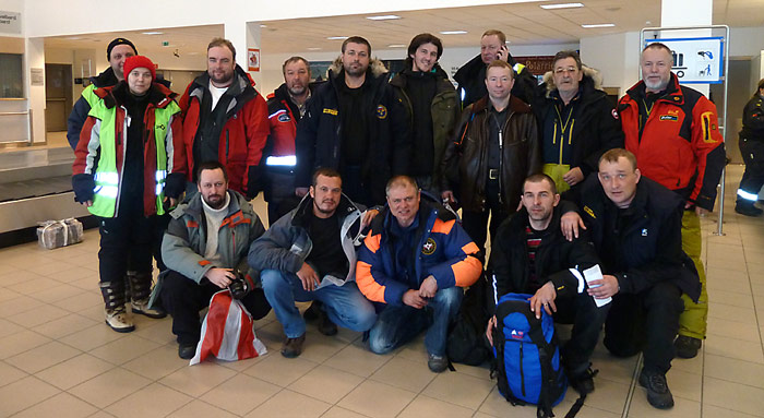 Abschied in Spitzbergen. Wir bedanken uns ganz herzlich für das Engagement von Alexander Orlov, Präsident von Polus in Moskau für den tollen Filmauftrag sowie der Fallschirmspringer-Truppe für ihren professionellen Auftritt und kameradschaftlicher Hilfe.