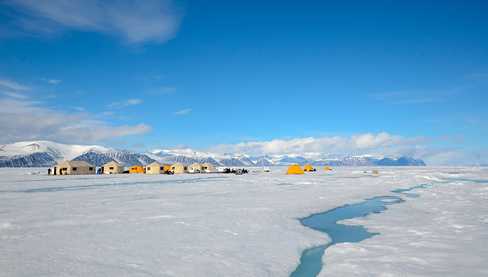 Auf dem Meereis befindet sich das komfortable Camp unweit der Eiskante.