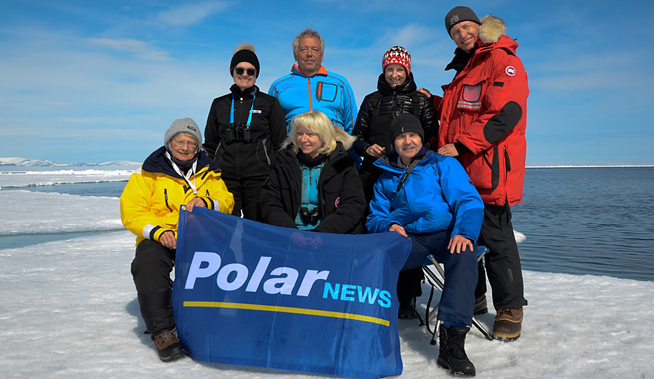 Die erste PolarNEWS-Reisegruppe an der Eiskante von Baffin Island.