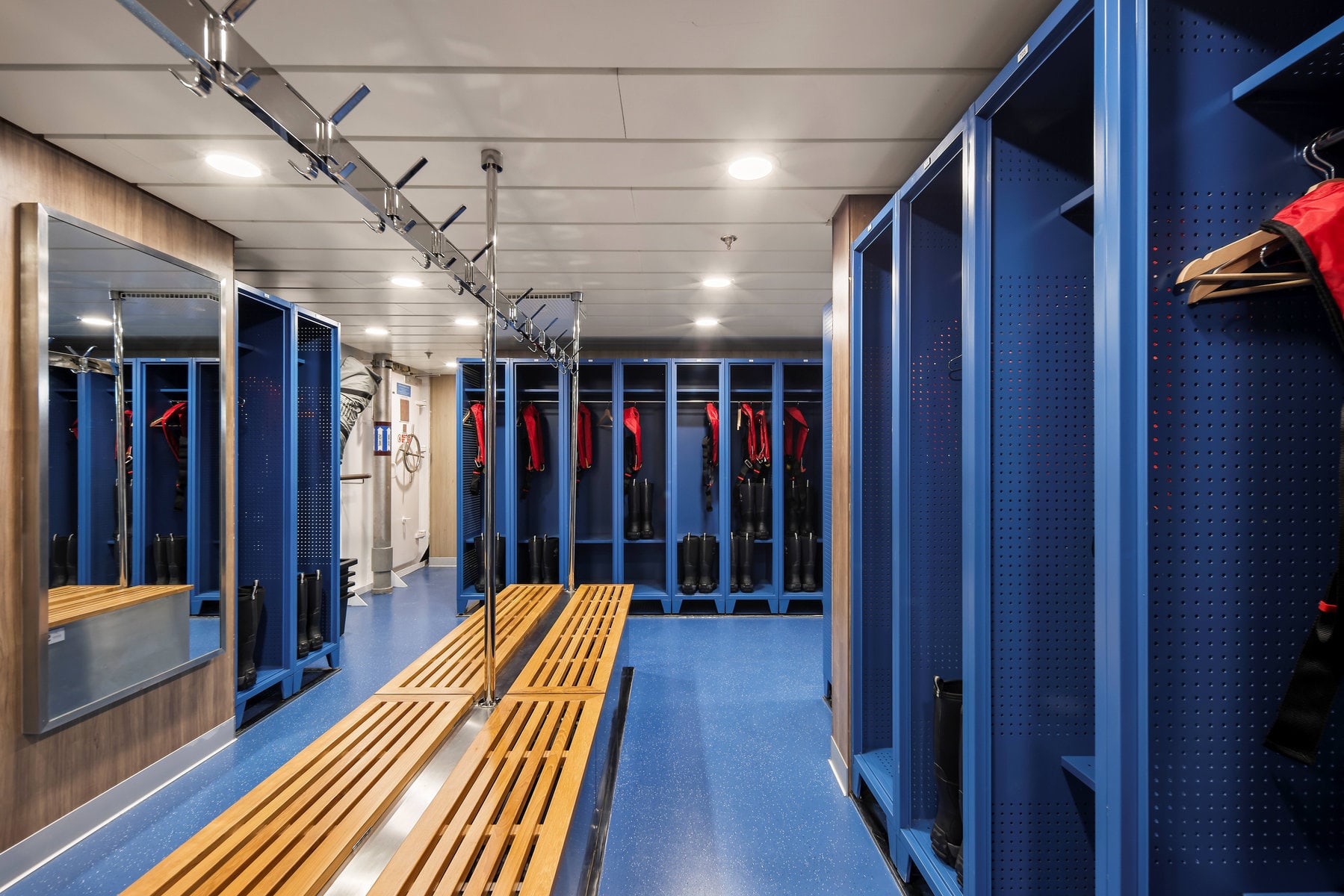 Der Mudroom der Douglas Mawson bietet persönliche Schließfächer und Trocknungsbereiche für maximalen Komfort bei Expeditionen.