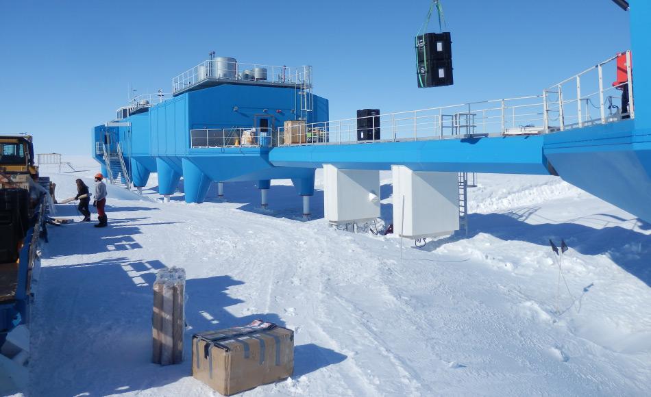 Halley VI spielt eine wichtige Rolle bei globalen Erd-, Atmosphären- und Meteorologischen Beobachtungen. Vor drei Jahren wurde die Station in das globale WMO Netz eingebaut und ist jetzt eine von 3 Stationen in der Antarktis und von insgesamt 29 Stationen weltweit, die solche Beobachtungen durchführen. Bild: NASA