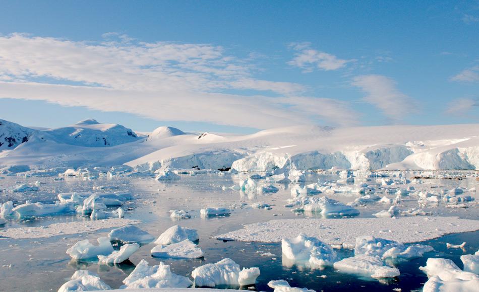 Der grÃ¶sste Teil der sichtbaren KÃ¼stenlinie Antarktikas besteht aus Gletschern, die ins SÃ¼dpolarmeer fliessen. Das meiste Schmelzwasser fliesst dabei unterhalb der Wasserlinie ins Meer und bleibt gemÃ¤ss den Forschern auch dort. Bild: Michael Wenger
