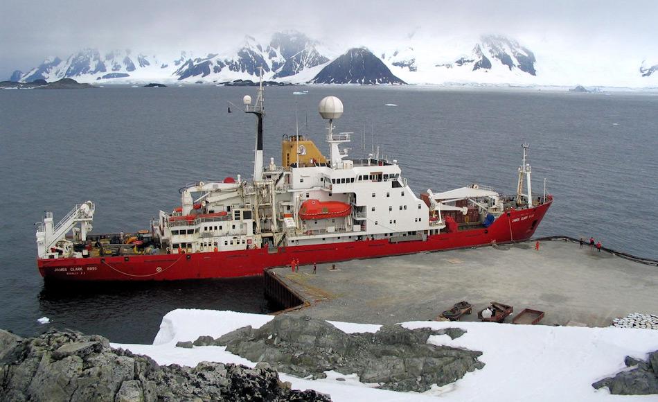 Das Forschungs- und Versorgungsschiff der BAS James Clark Ross ist seit 1991 in Betrieb und ist ausgezeichnet ausgerüstet für Forschungsfahrten. Sie operiert sowohl in der Arktis wie auch in der Antarktis