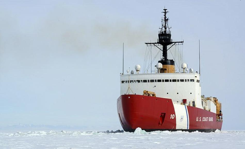 Die Polar Star rammt einen Kanal durch dichtes Eis vor der antarktischen Küste. Der Eisbrecher und seine Mannschaft ermöglichen es den Versorgungschiffen jedes Jahr die McMurdo Station zu erreichen und zu versorgen. (Bild: U.S. Coast Guard)