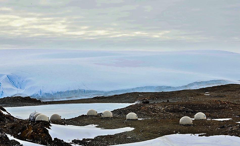Die gewölbten Fieberglasschlafhülsen stehen allein auf einem schroffen Streifen Land im Inneren der Antarktis. Sie bieten Gästen eine beheizte Unterkunft und sind mit einem eigenen Bad ausgestattet. Bild: White Desert
