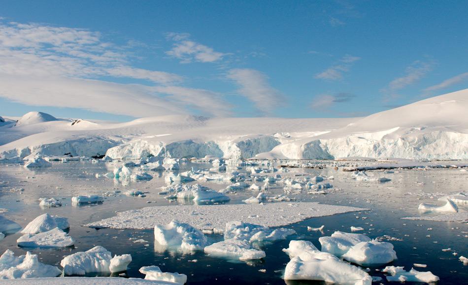 Antarktika ist ein riesiger Kontinent, der weit über den Polarkreis hinausreicht. Dieser Kreis stellt die Grenze zwischen 24 Stunde Tageslicht und Dunkelheit in der Nacht dar. Bild: Michael Wenger
