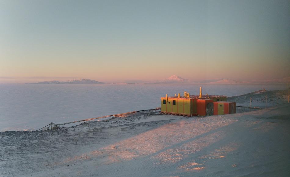 Die Hütte der Trans-Antarktis Expedition (TAE) wurde von einem Team unter Sir Edmund Hillary im Jahr 1957 gebaut. Von hier brach Hillary später zur historischen Expedition zum Südpol auf. Die Hütte wurde jetzt in den ursprünglichen Farben restauriert. (Bild: Tim McPhee)
