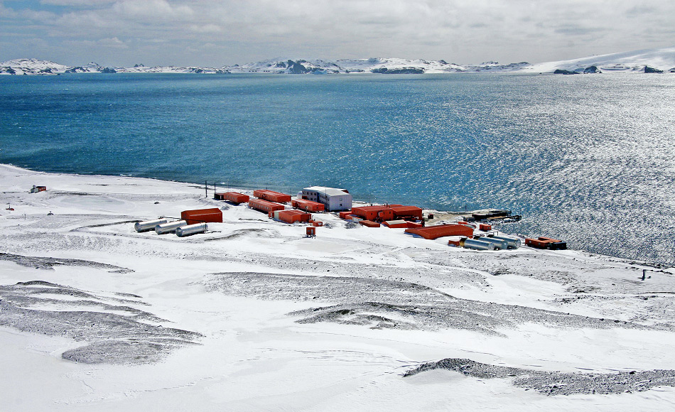 Die koreanische Antarktis-Station „King Sejong“ auf der subantarktischen Insel King George Island ist eine von zwei koreanischen Stationen. Während des ganzen Jahres besetzt, finden im Sommer ca. 90 und im Winter 17 Personen Platz.