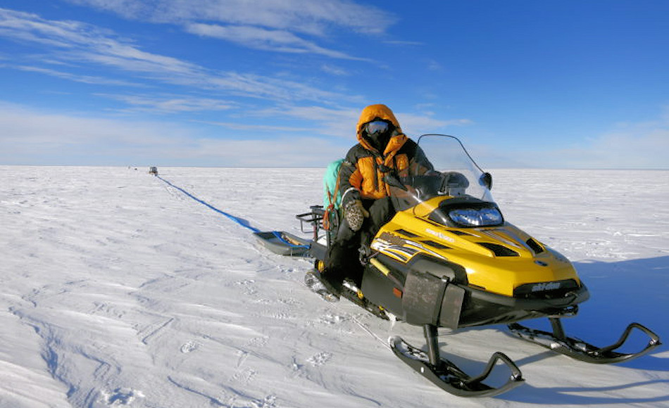 Die Wissenschaftler und Hilfsteams verbrachten 24 Stunden draussen, um den Gletscher zu vermessen. Das Radar wurde hinter Schneemobilen zur Vermessung hinterhergezogen. Bild: Damon Davies