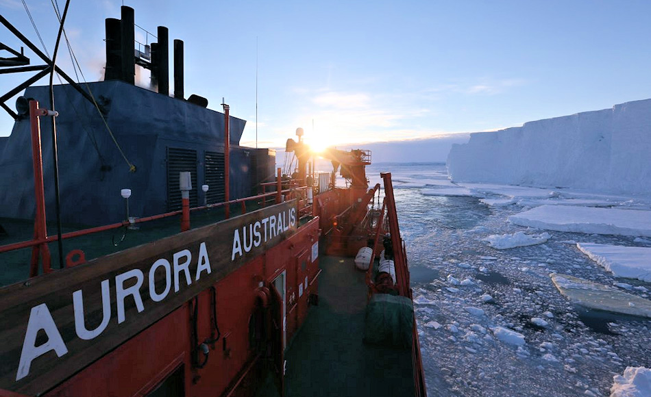 Der australische Eisbrecher Aurora Australis treibt entlang der Kante des Tottengletschers. Das Schiff unterstÃ¼tzte die Forscher zusammen mit der nahen australischen Station Casey. Bild: AAD / Paul Brown