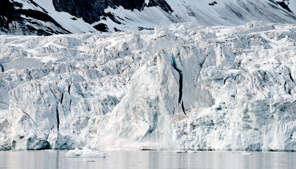 Die neuen Resultate deuten darauf hin, dass warmes Wasser unter den treibenden Gletschern bleibt und sie von unten abschmilzt, was zu Kalbungen und dadurch Masseverlust fÃ¼hrt. Bild: Michael Wenger
