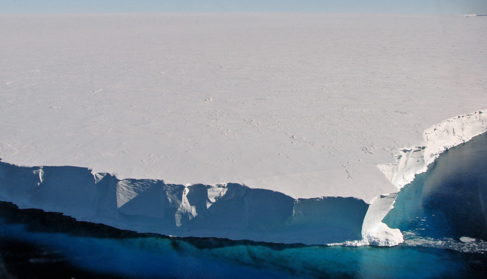 Der Mertz-Gletscher und seine Gletscherzunge liegen im australischen Sektor Antarktikas. Der Gletscher selbst ist rund 40 km breit und über 70 km lang. Seine Zunge ragte noch weitere 100 km ins Südpolarmeer hinaus. Sie brach 2010 teilweise ab, als ein riesiger Eisberg mit ihr kollidierte. Bild: Jacques Verron
