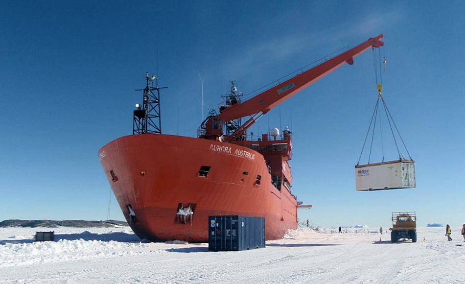 Der australische Eisbrecher Aurora Australis wird schon seit vielen Jahren für alle Aufgaben in der Antarktis verwendet. Der Nachfolger, die Nuyina wird zurzeit fertigstellt und soll ab 2020 die Aurora ablösen. Bild: AAD
