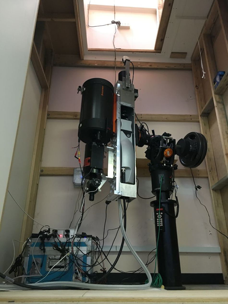 Das LIDAR, welches für dieses Projekt verwendet wird, wurde an Bord des australischen Eisbrechers Aurora Australis zur Antarktisstation Davis transportiert. Es besteht aus einem Lasergerät und einer Reihe von Detektionsinstrumenten, um die Wolkenzusammensetzung zu bestimmen. Bild: Andrew Klekociuk