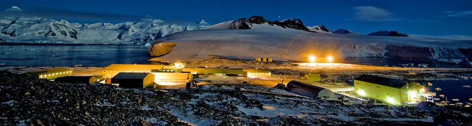 Die britische Station Rothera ist seit 1975 in Betrieb und beherbergt im Sommer rund 100 Leute, im Winter 22. Die Station soll in den nÃ¤chsten Jahren schrittweise modernisiert werden, um fÃ¼r das verstÃ¤rkte Interesse an der Antarktis bereit zu sein. Bild: BAS
