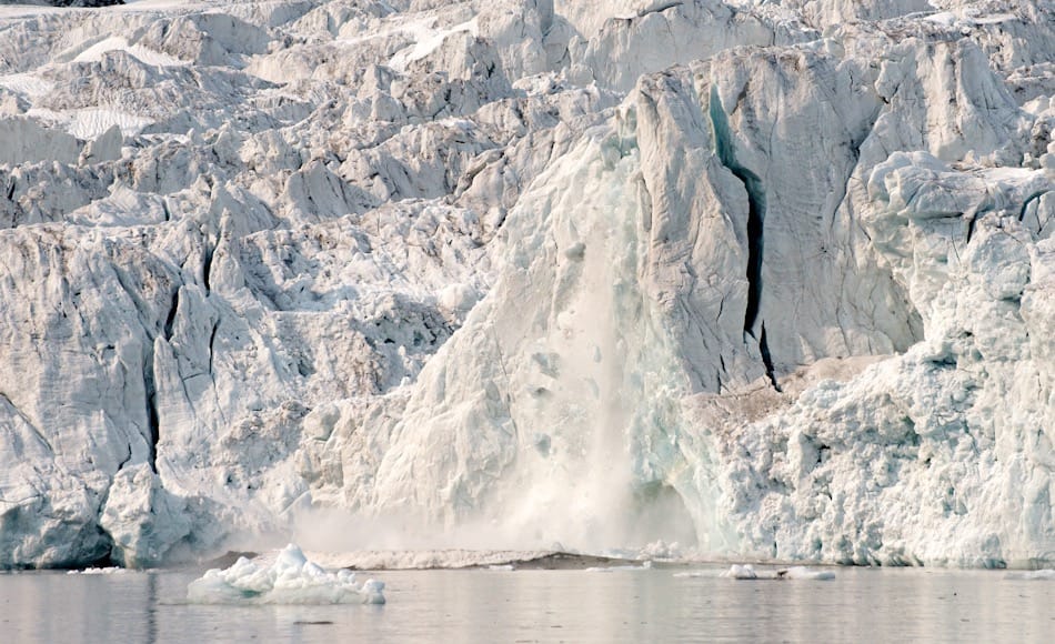 Die Schmelzrate der antarktischen Gletscher stieg vor allem durch wärmeres Wasser, das die Gletscher von unten her schmelzen lässt. Dadurch brechen riesige Stücke von den Gletschern und Eisschelfen, die eigentlich den Gletscherabfluss stoppen. Bild: Michael Wenger