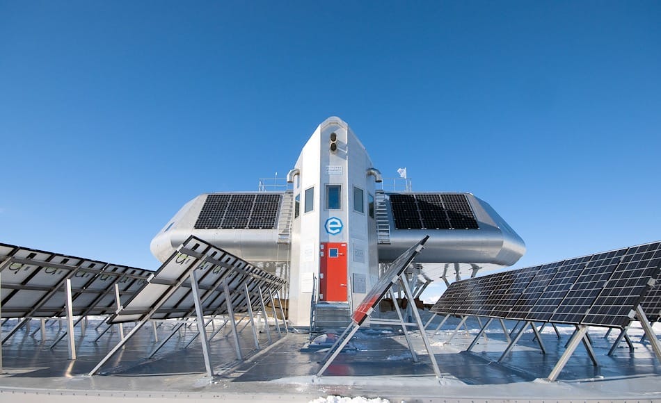 Solarenergie ist bei Antarktisstationen sehr beliebt. Die belgische Station Princess Elisabeth Antarctica ist die erste Station gewesen, die sogar als «Zero Emission» Station konzipiert war und ihren gesamten Energiebedarf aus erneuerbaren Quellen erhält. Bild: René robert, International Polar Foundation