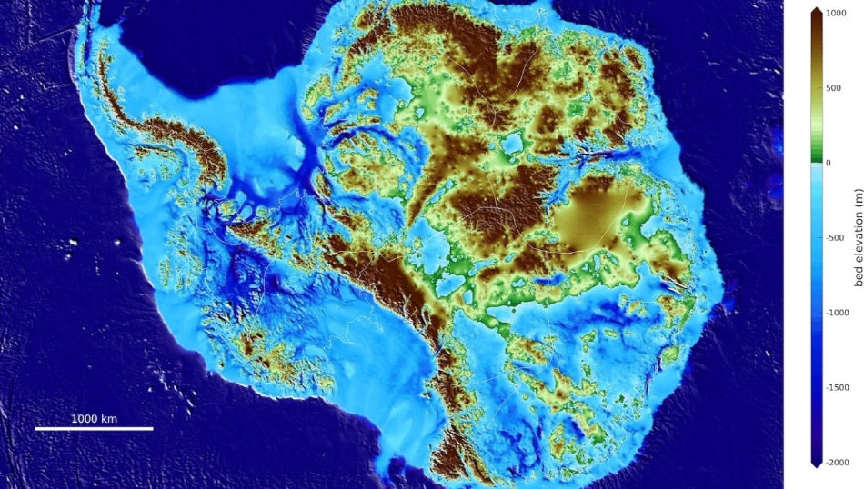 Diese Abbildung zeigt die Konturen des Felsuntergrundes und der Eisströme unter dem Eisschild der Antarktis, die durch das BedMachine-Kartierungsprojekt sichtbar gemacht wurden. © University of California - UCI