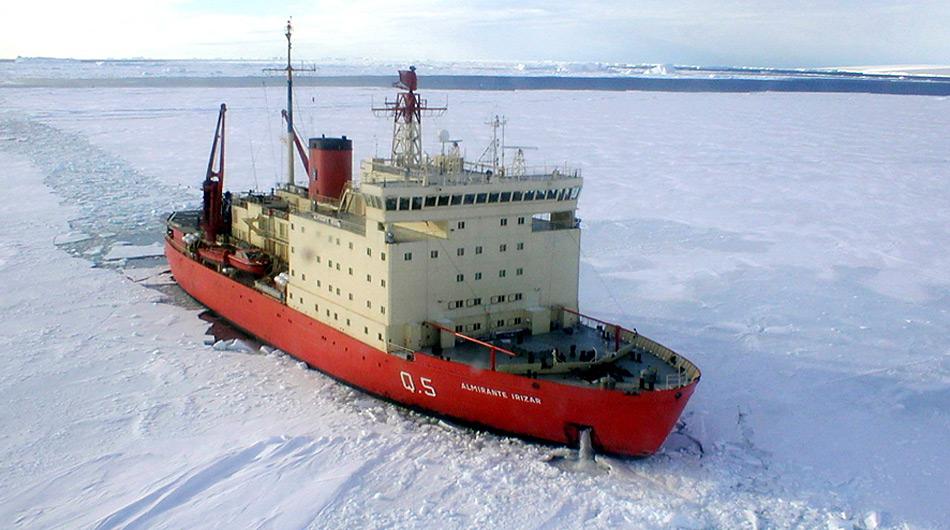 Der argentinische Eisbrecher «Almirante Irizar» eilte zur «Magdalena Oldendorf». Gemeinsam sollten beide den 1100 Kilometer breiten Eisgürtel durchbrechen.