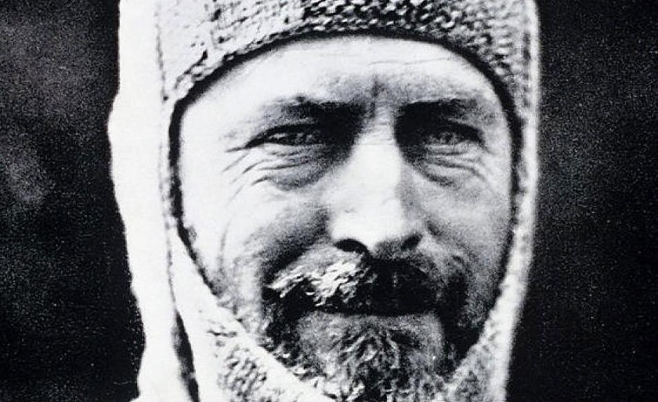 Douglas Mawson war ein australischer Abenteurer und Entdecker. Er wurde, wie viele andere, von der rauen Schönheit Antarktikas gefangen und war an mehreren Expeditionen beteiligt. Auf seiner Australasiatischen Expedition von 1912 überlebte er nur knapp und musste unter extremen Bedingungen überwintern.