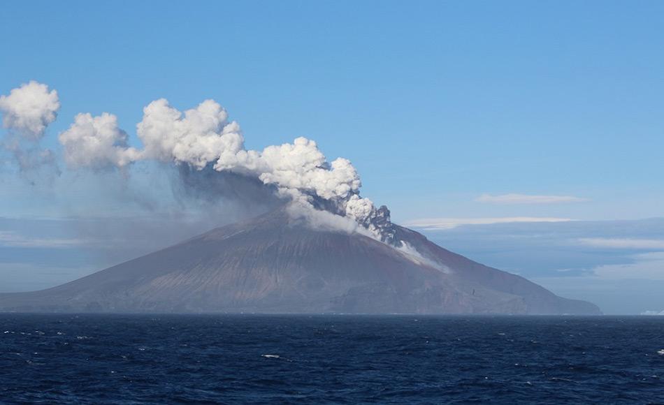 Mt. Curry ist der hÃ¶chste Punkt auf der Insel und ist ein hochaktiver Vulkan. Doch AusbrÃ¼che wurden bisher nie beobachtet aufgrund der Abgelegenheit der Insel. Ein Fischereischiff hat den Ausbruch beobachtet und fotografiert. Bild: David Virgo
