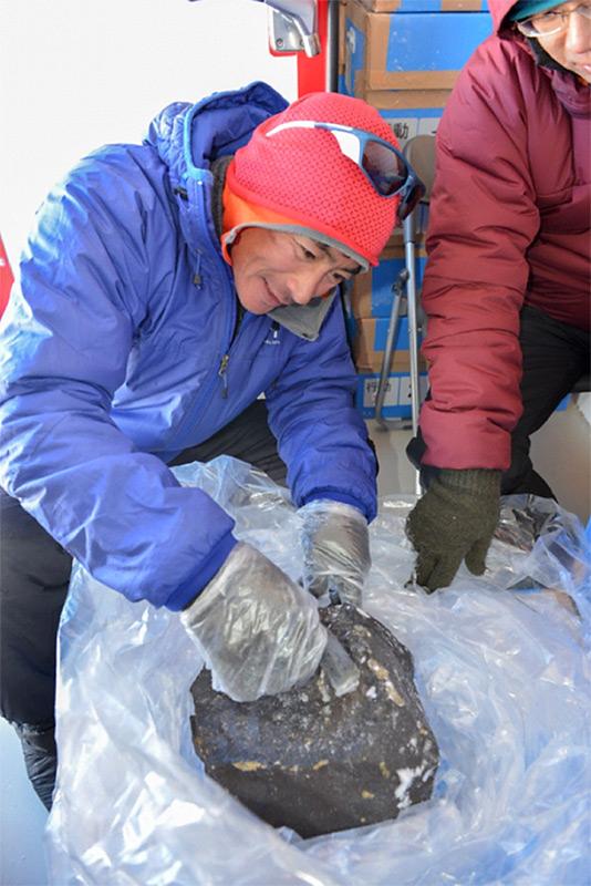 Der Meteorit, der schwerste seit 25 Jahren in dem Gebiet, wird verpackt und nach Japan geschickt zur weiteren Untersuchung im Rahmen des US- und japanisch-geführten Meteoriten-Projekts. (Foto: International Polar Foundation)