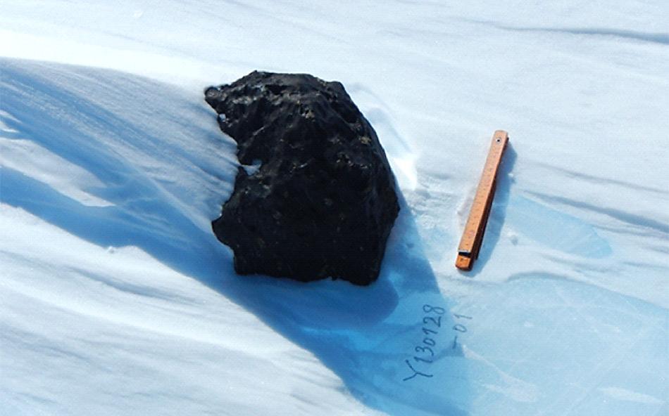 Der 18 kg-Meteorit, der von der belgisch-japanischen SAMBA-Gruppe während einer Expedition auf dem Nansen Eisfeld, 140 km südlich der Princess Elisabeth Antarctica Station gefunden wurde (Foto: International Polar Foundation)