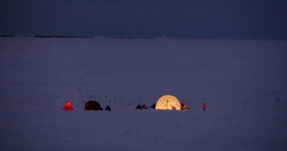 Polarstern hatte fÃ¼r etwa zehn Tage an einer grossen Eisscholle festgemacht. Mehrere Zelte dienten als Basis fÃ¼r TauchgÃ¤nge der Forschungstauchgruppe und des ROV. Foto: JÃ¼rg GÃ¼ttlicher, AWI