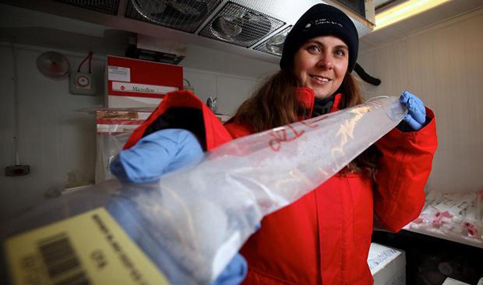 Dr. Nerilie Abram, die Leiterin der Studie, mit einem Bohrkern aus dem antarktischen Eisschild © Paul Rogers