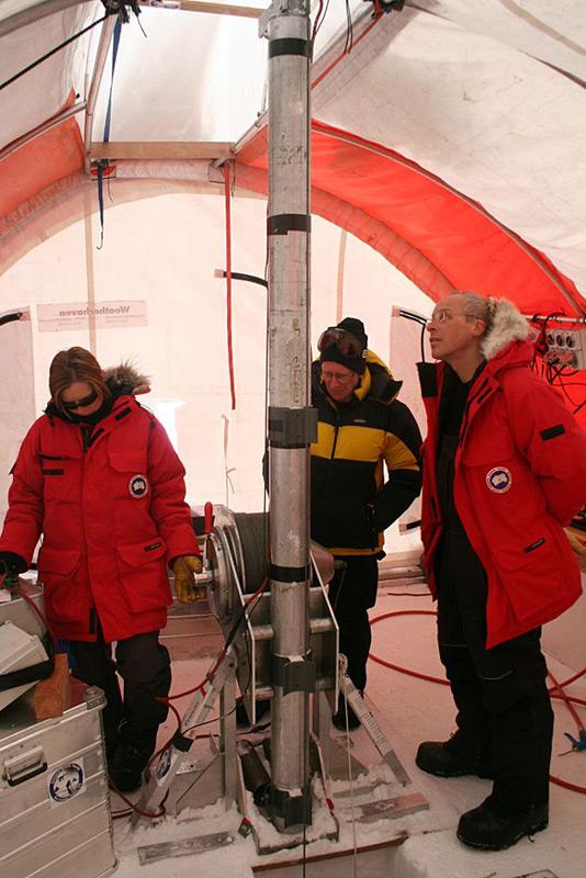 Eiskernbohrungen sind ein wichtiges Mittel für Glaziologen und Klimaforscher, um Informationen aus der erdgeschichtlichen Vergangenheit zu gewinnen. (Photo: Joel Pedro)