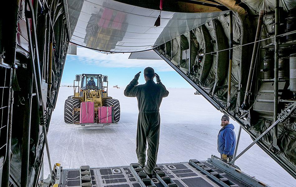 Das Forschungsteam wird mit Maschinen der US-Luftwaffe Ã¼ber das Rosseisschelf fliegen und den Meeresboden insgesamt 36-mal vermessen. Bild: Robin Bell