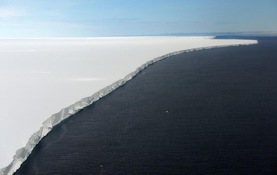 Das Rosseisschelf ist das grösste Eisschelf Antarktikas. Wie eine Wand aus Eis ragt es aus dem Meer und steht zwischen Schiffen und dem antarktischen Kontinenten. Genährt wird es von Gletschern aus dem Innern des Kontinents. Bild : Michael Wenger