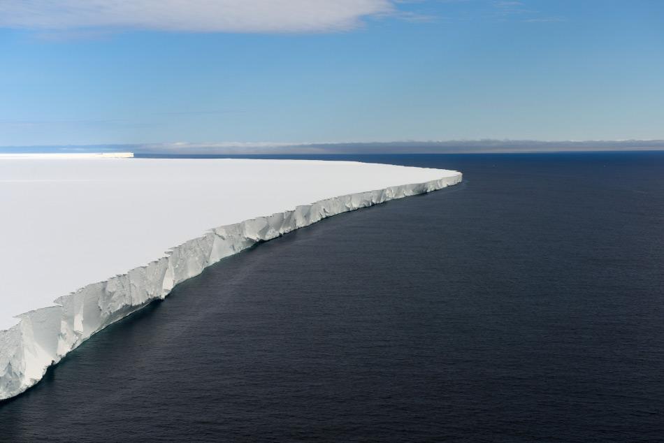 Der antarktische Eisschild bedeckt mehr als 98 Prozent Antarktikas und ist die grösste Ansammlung von Süsswasser weltweit. Die Gletscher ragen weit in die umgebenden Ozean hinein und bilden massive Eisschelfe. Sollte das gesamte Eis der Antarktis schmelzen, würden die Meeresspiegel global gesehen um mehr als 60 Meter ansteigen. Bild Michael Wenger