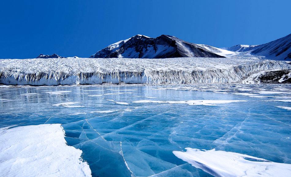 Die blaue Eisschicht auf dem Fryxellsee im Transantarktischen Gebirge besteht aus glazialem Schmelzwasser vom Kanada-Gletscher und anderen kleineren Gletschern. Das Süßwasser bleibt an der Oberfläche des Sees, gefriert und schließt das darunter liegende Salzwasser ein. (Foto: Joe Mastroianni, National Science Foundation, Antarktis Fotoarchiv)