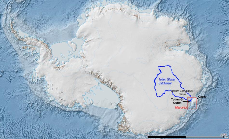 Das Einzugsgebiet des Totten Gletschers ist blau umrandet. Es ist ein Becken voll Eis und Schnee dessen Auslass der Gletscher ist. Es enthält vermutlich genug Eis, um den  Meeresspiegel weltweit um 2 bzw. 4 Meter ansteigen zu lassen. Bild: Jamin Greenbaum / Australian Antarctic Division.