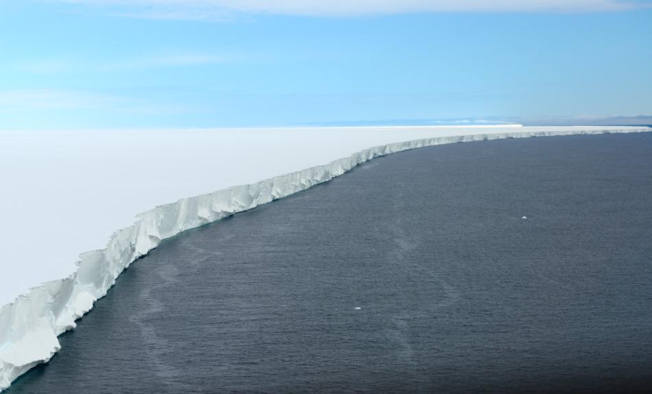Meereis um Antarktika bildet sich durch gefrorenes Meerwasser und umgibt den Kontinenten wie einen GÃ¼rtel. Obwohl in einigen Gebieten das Eis das ganze Jahr bestehen bleibt, bildet sich der grÃ¶sste Teil jedes Jahr aufs Neue. Bild: Michael Wenger