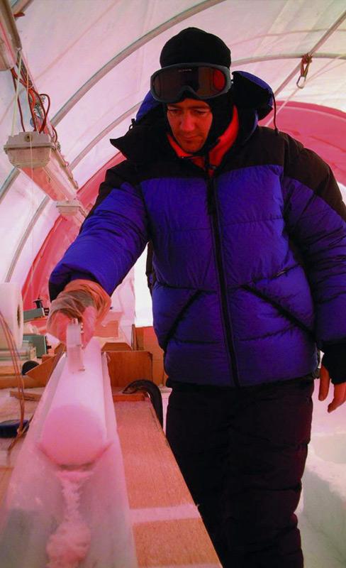 Dr. Mark Curran untersucht einen Eiskern auf Law Dome im Jahr 2007. Law Dome ist eine 1.395 Meter hoche Eiskuppe in der Ost-Antarktis. Eiskernforschung wurde hier seit den achtziger Jahren durchgeführt. Bild: Tas van Ommen