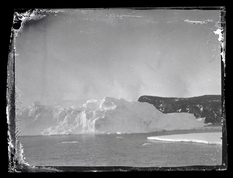 Eines der New Zealand's Antarctic Heritage Trust aufbereiteten Bilder zeigt ein Eisberg vor Ross Island. Bild: Antarctic Heritage Trust www.nzaht.org