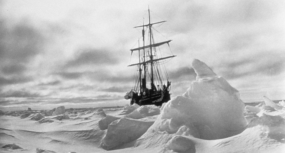 Die im Eis eingeschlossene «Endurance» wurde von den gewaltigen Kräfte zerdrückt und sank am 21. November 1915 im Weddell Meer.