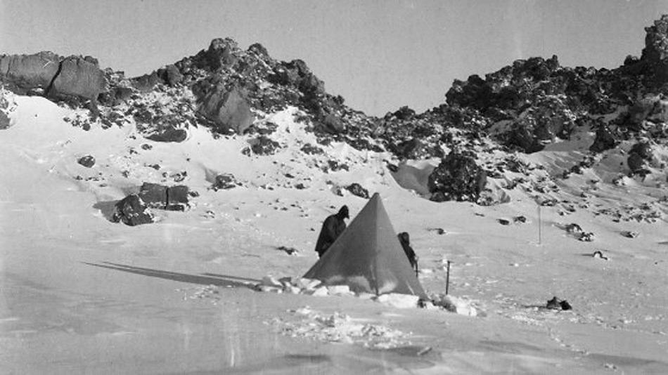 Die Terra Nova Expedition beinhaltete neben der Eroberung des Südpols auch geologische Untersuchungen, so unter anderem auch am Mount Erebus.