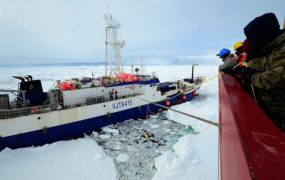Mitglieder der Polar Star werfen eine Schleppleine zur Crew der Antarctic Chieftain rüber, am 15. Feb. 2015. (Foto: U.S. Coast Guard / George Degener)
