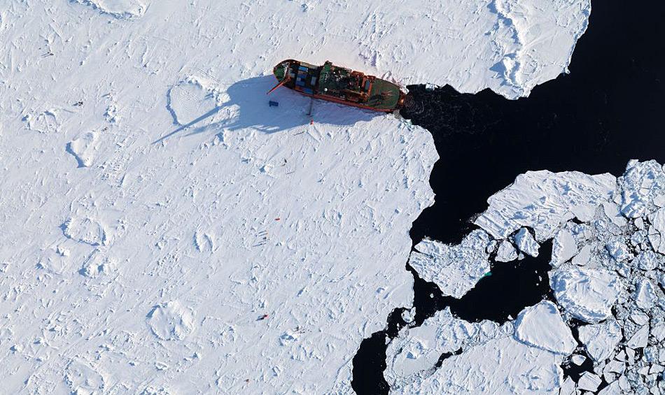 Die Zunahme von Meereismenge und -dicke hat dazu geführt, dass Eisbrecher immer häufiger zum Einsatz kommen müssen, auch mitten im Sommer. Bild: Australian Antarctic Divison
