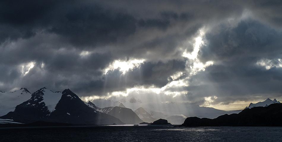 Die Insel Südgeorgien mitten im Südatlantik gehört zu den subantarktischen Inseln und war eine der wenigen bewohnten Inseln aufgrund der Walfangstationen. Foto: Katja Riedel