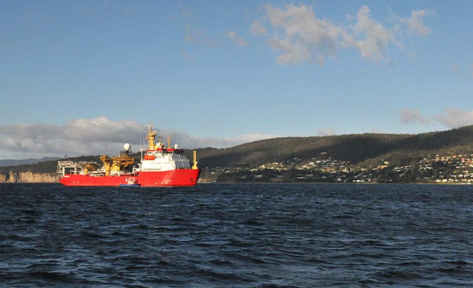 HMS Protector kommt in Hobart an bevor sie zu einer wichtigen Fischerei Patrouille im SÃ¼d-Ozean aufbricht. Foto: AAD